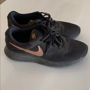 Nike Tanjun women’s sneakers